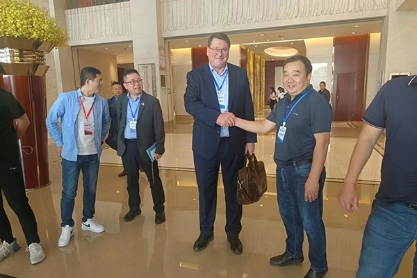 與國(guó)外客戶(hù)合影